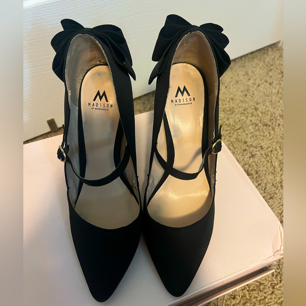 Madison Mary Jane Pumps w/ bow on the back size 6